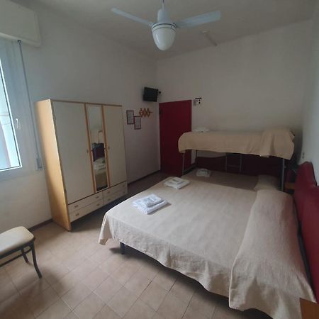 Hotel Ideale Young People Under 40 Римини Экстерьер фото