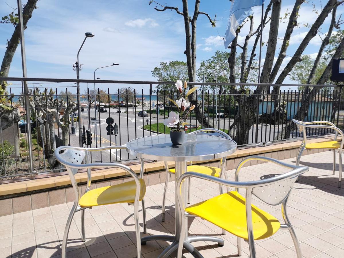Hotel Ideale Young People Under 40 Римини Экстерьер фото