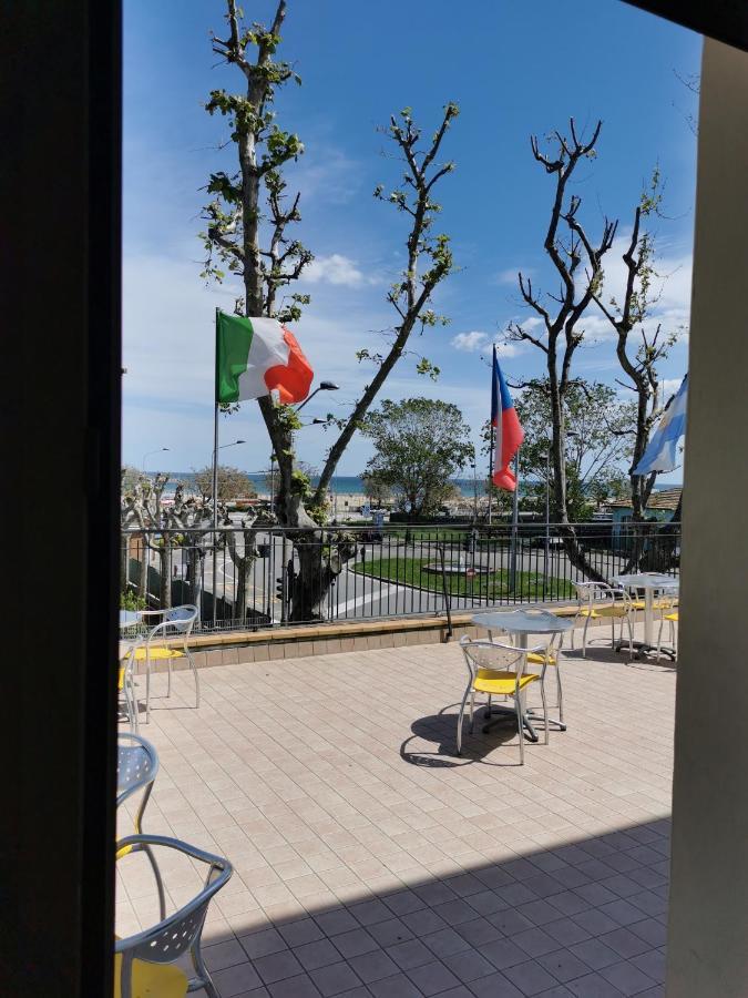 Hotel Ideale Young People Under 40 Римини Экстерьер фото