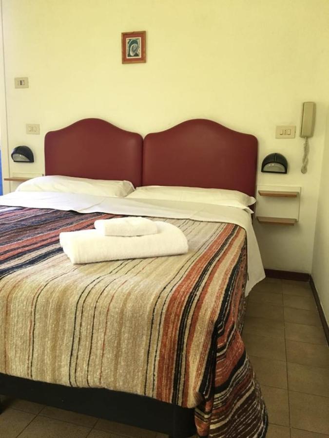 Hotel Ideale Young People Under 40 Римини Экстерьер фото