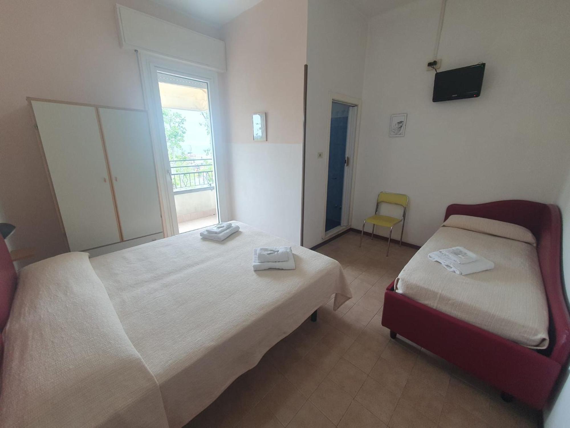 Hotel Ideale Young People Under 40 Римини Экстерьер фото